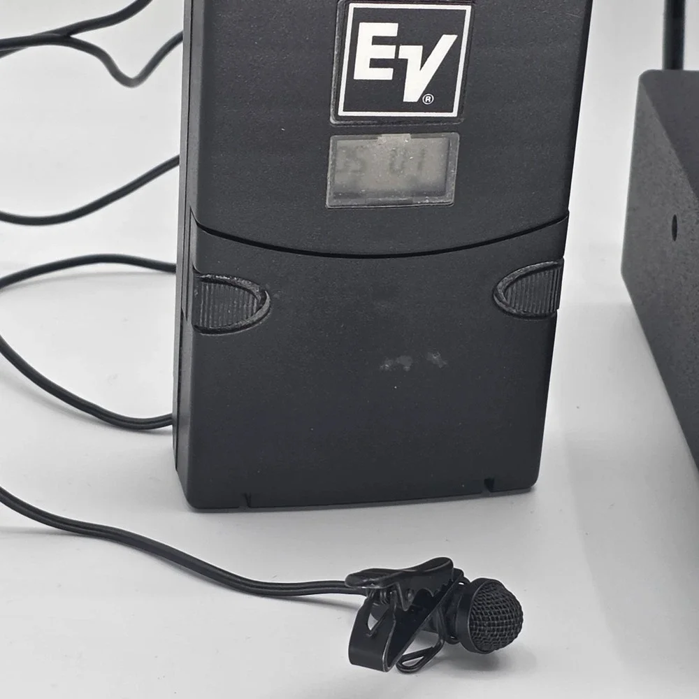 Electro-Voice RE-2 Wireless System Receiver With Clip Microphone Acessories Case
